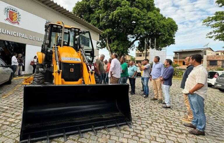 Município recebe retroescavadeira para fortalecer ações na zona rural de Ilhéus