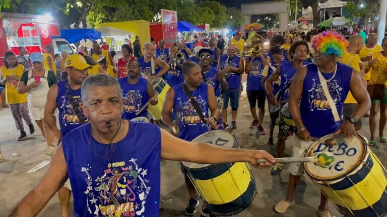 Blocos desfilam no Carnaval Cultural de Ilhéus na Av. Soares Lopes