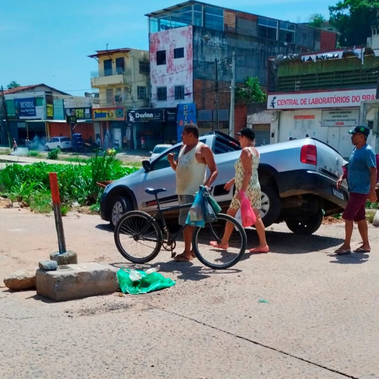 Feira do Malhado: Carro fica equilibrado entre a pista e as obras do canal em Ilhéus