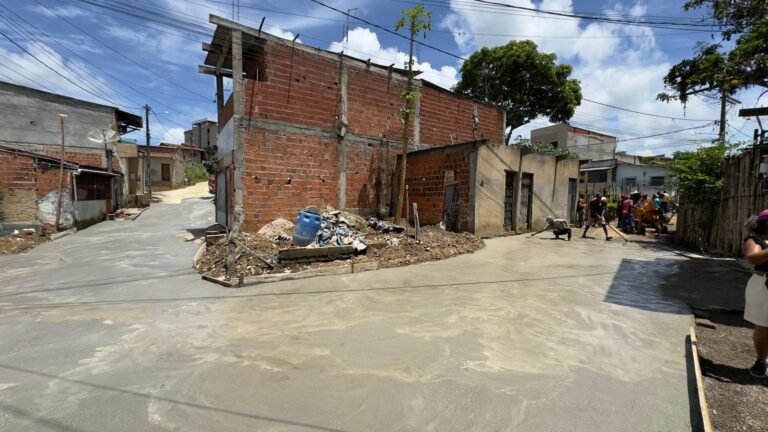 Prefeitura de Ilhéus contempla moradores do Salobrinho com programa de pavimentação comunitária