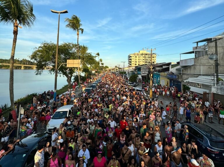 Folia e alegria | Bloco ‘As Muringuetes’ arrasta multidão e abre Carnaval Cultural em Ilhéus